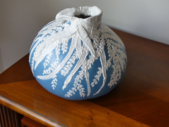 Arte di zucca: Vaso di Moriage blu e bianco Arte di zucca: Vaso di Moriage blu e bianco