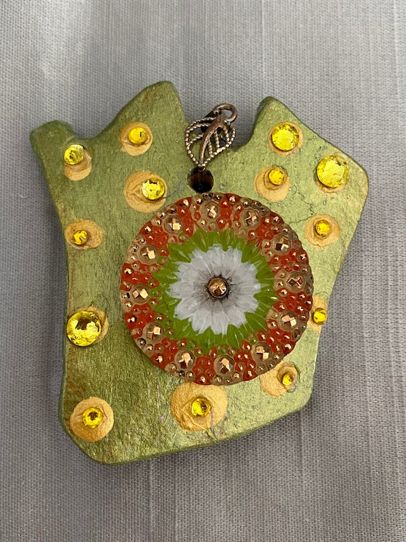 Flower Gourd Necklace:  Czech Glass Daisy with Gold