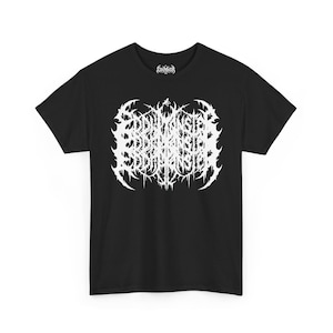 以下が含まれることがあります： 白のスタイリッシュなグラフィックデザインが施された黒いTシャツ。デザインは、ゴシックフォントで判読不能なテキストが特徴です。Tシャツはクルーネックと半袖です。