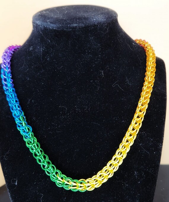 Collana multicolore / Collana con catena cubana arcobaleno in Collana multicolore / Collana con catena cubana arcobaleno in