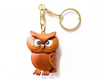 手作りのフクロウ型レザーキーホルダー - 立体的なバッグチャーム