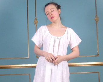 Vit linnechemise i rokoko från 1700-talet, historiska underkläder