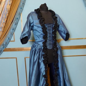 Klaar voor verzending Georgische rococo-jurk, lichtblauwe en zwarte Shantung-satijnen jurk