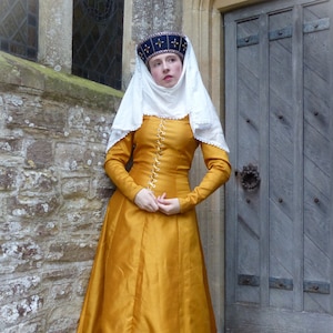 Shunting Satin Front Laced Medieval Women&#39;s Kirtle Dress 14th Century Costume Available in Several Colours