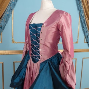 Klaar voor verzending Georgische rococo-jurk roze en blauwgroen katoenen jurk