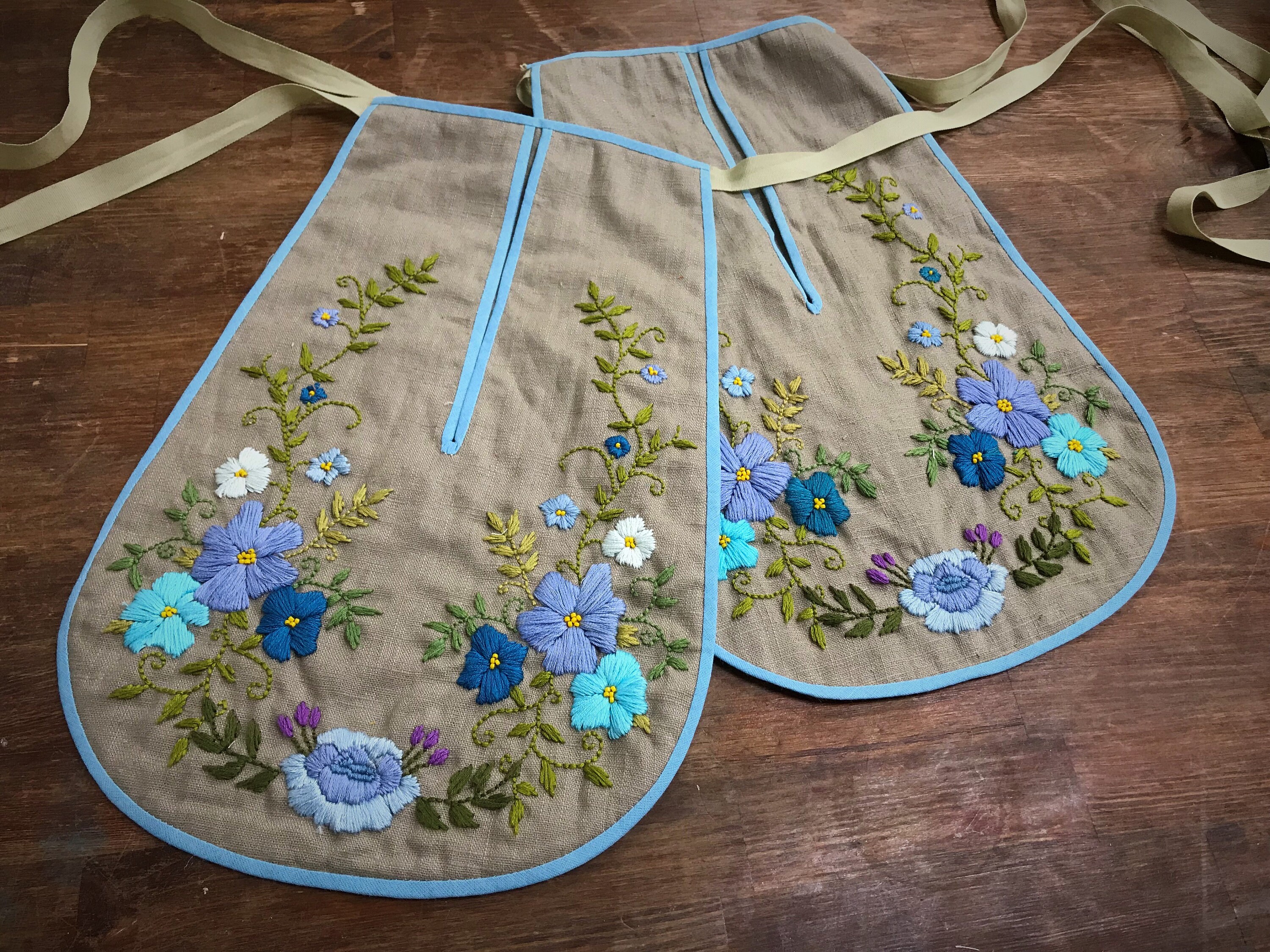 Motice Pockets Hand Embroidered 18th Inspired Waist Tie Pockets Floral Motive ...