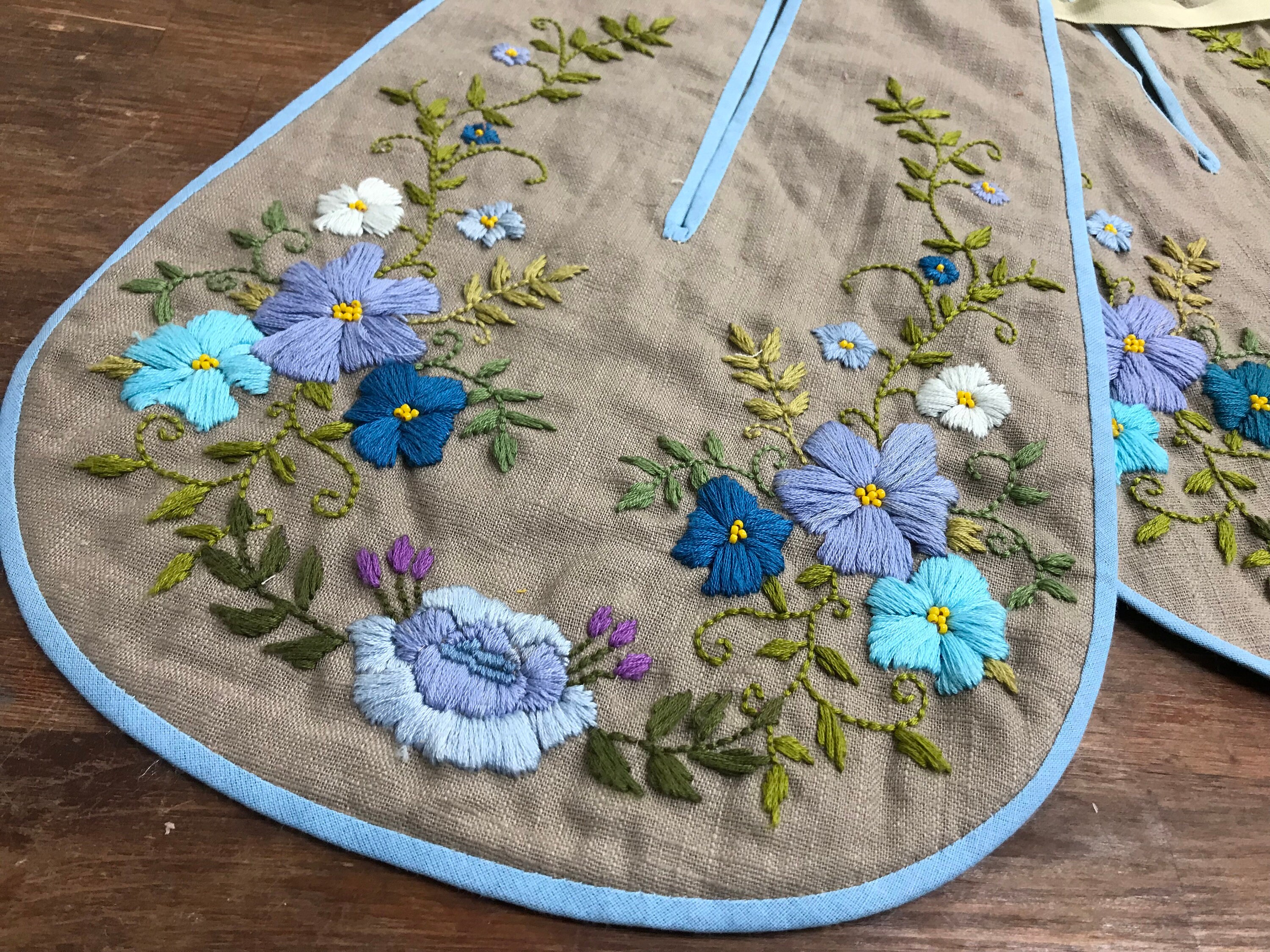 Motice Pockets Hand Embroidered 18th Inspired Waist Tie Pockets Floral Motive ...