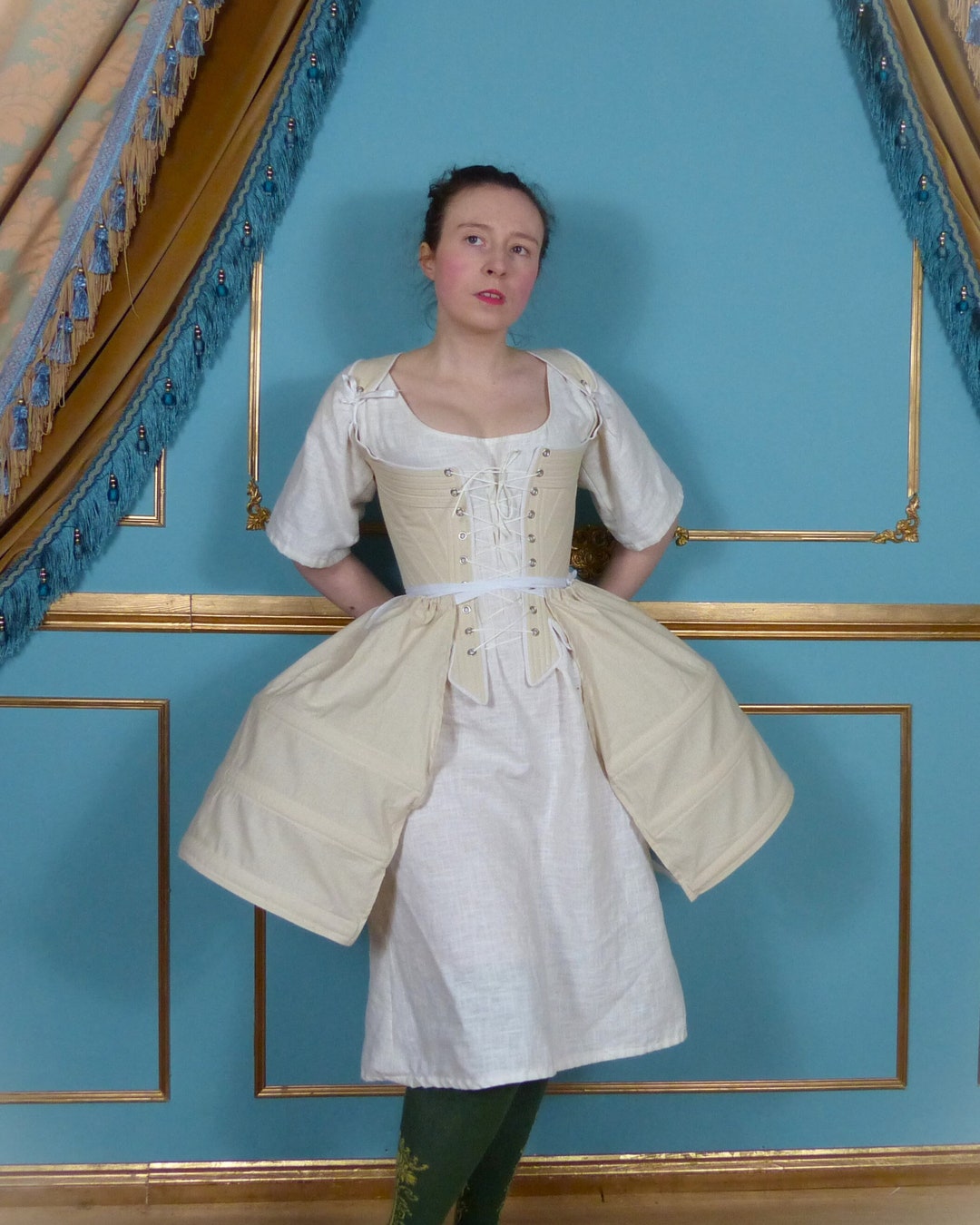 クリームサイド 18 世紀のスチール製骨組みパニエ下着と歴史的なドレス