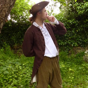 Traje histórico masculino de linho de camponês do século XVIII
