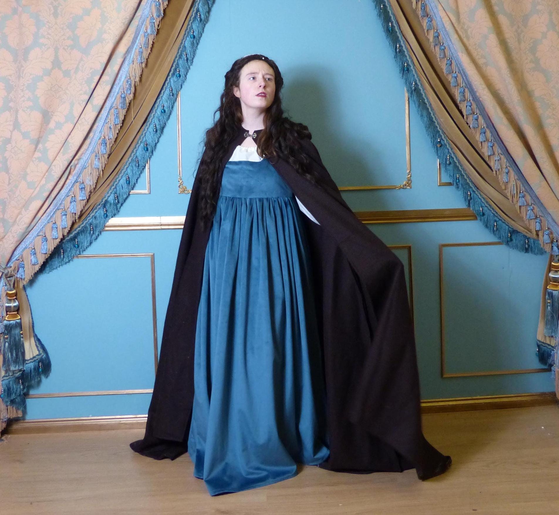 すぐに発送できるブラウンウールのロングマント、中世ファンタジー