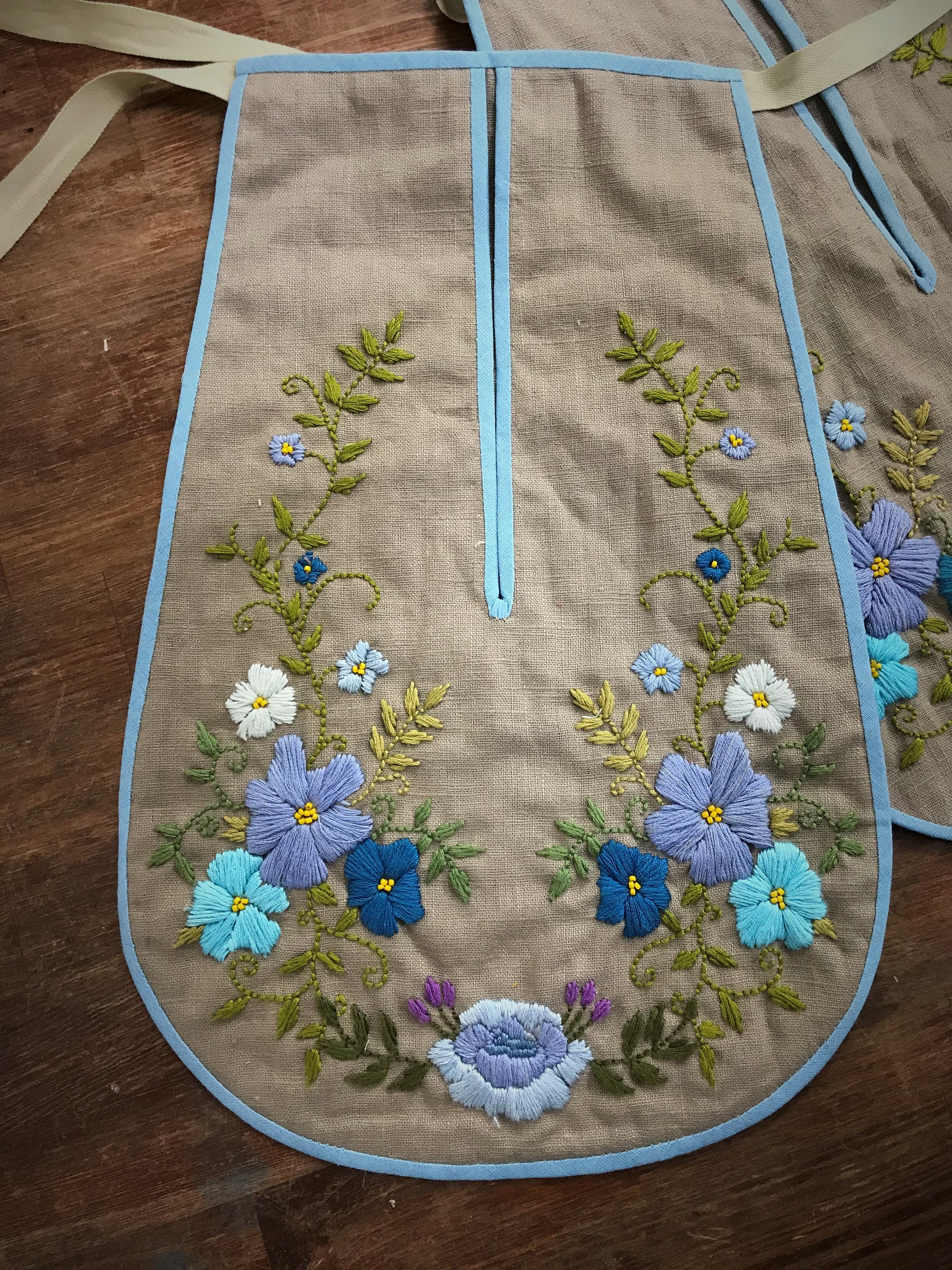 Motice Pockets Hand Embroidered 18th Inspired Waist Tie Pockets Floral Motive ...