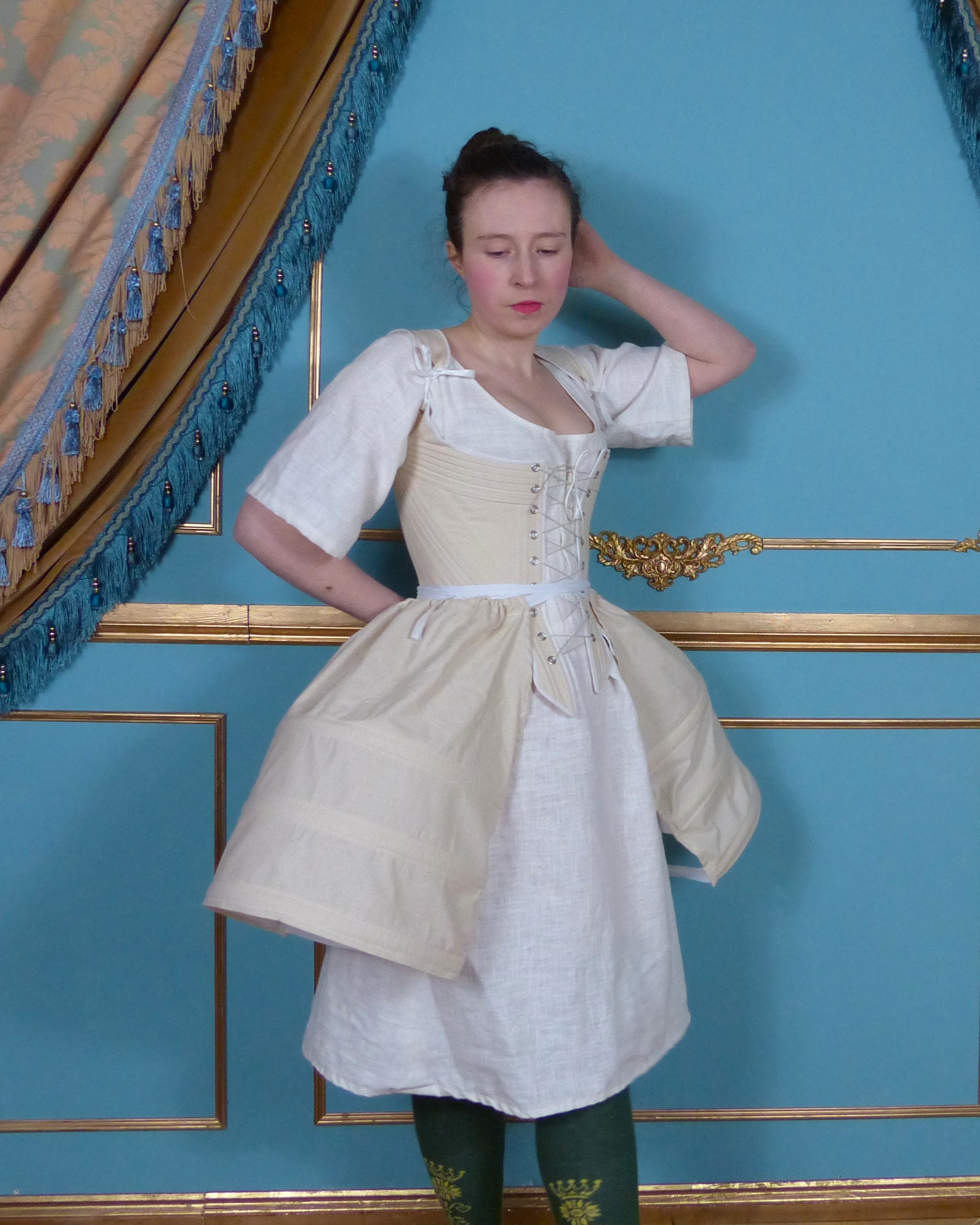 クリームサイド 18 世紀のスチール製骨組みパニエ下着と歴史的なドレス