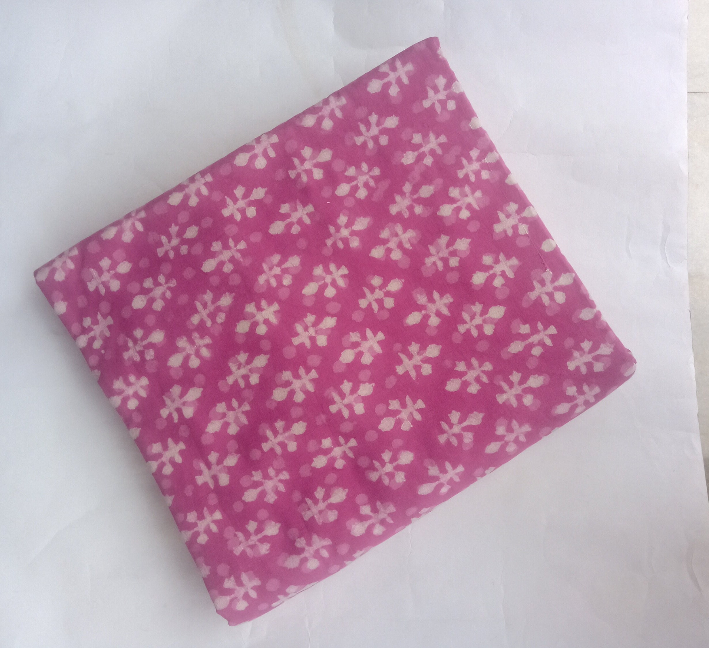 Fuchsia Pink Cotton textile chintz blockprint tissu par verge légume naturel teint pour femmes robes artisanat florals avec effet Bokeh