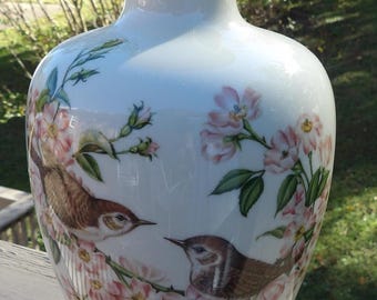 1990 LENOX PRESIDENTIAL VASE Collection The Lincoln Vase Wrens Pink Dogwoods Ivory China