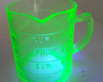 2 KELLOGGS GREEN MEASURING Cups-  Uranium Glass 8 Ounces Each- 1940s
