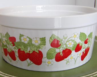 1985 SOUFFLE STRAWBERRIES Action Stoneware Round Baking Dish
