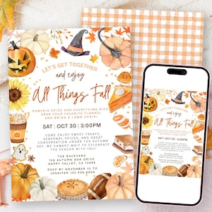 Puede incluir: Una tarjeta de invitación impresa y un teléfono inteligente que muestra la misma invitación digital, ambos con ilustraciones en acuarela de calabazas, un sombrero de bruja, un girasol, un café, un trozo de tarta y un balón de fútbol con el texto All Things Fall.