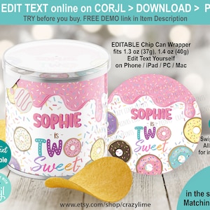 Può includere: Confezione per barattolo di patatine fritte modificabile con tema donut. La confezione è rosa e bianca con codette e un design a donut. Il testo sulla confezione dice "Sophie is Two Sweet".