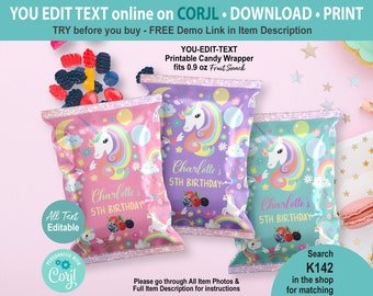 Puede incluir: Envoltorios de caramelos imprimibles con un diseño de unicornio con un arcoíris, nubes y flores. Los envoltorios son rosa, morado y turquesa y dicen "Charlotte's 5th Birthday". El texto es editable.