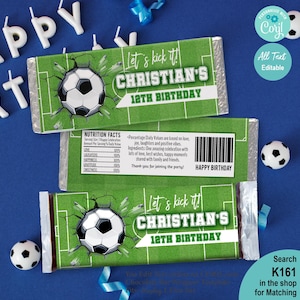 Op de afbeelding: Chocoladereepverpakkingen met een voetbalthema. De wrappers zijn groen met een voetbalafbeelding en de tekst "Let's kick it! CHRISTIAN'S 12TH BIRTHDAY." Extra tekst bevat voedingsfeiten en "Happy Birthday."
