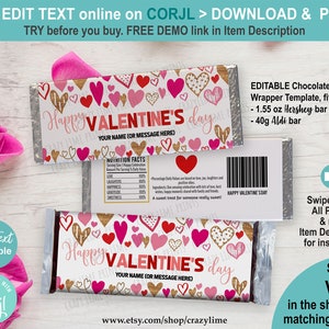 Pode incluir: Modelo de embalagem de barra de chocolate editável para o Dia dos Namorados com um padrão de corações rosa, vermelhos e dourados. O modelo se adapta a uma barra Hershey de 1,55 oz ou a uma barra Aldi de 40 g. O texto da embalagem diz "Feliz Dia dos Namorados" e inclui espaço para um nome ou mensagem personalizada.
