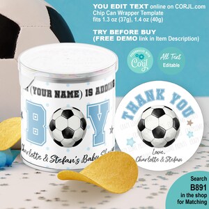以下が含まれることがあります： サッカーボールのデザインが施された白いチップ缶ラッパーテンプレート。「BOY」の文字は水色で、中央にサッカーボールがあります。「(YOUR NAME) IS ADDING」と「Charlotte & Stefan's Baby Shower」の文字も表示されています。お揃いのステッカーも表示されています。