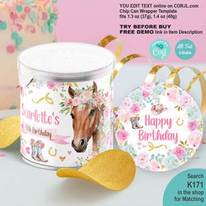 Może przedstawiać: Szablon opakowania na chipsy z ilustracją konia, kwiatowymi akcentami i napisem "Scarlette's 6th Birthday". Widoczna jest również pasująca etykieta "Happy Birthday". Widoczny jest również tekst "YOU EDIT TEXT online on CORJL.com".