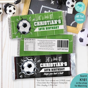 Puede incluir: Envoltorios de barras de chocolate con temática de fútbol. Los envoltorios presentan un balón de fútbol rompiendo un campo verde y un fondo a rayas blancas y negras. El texto incluye "Let's kick it!" y "CHRISTIAN'S 12TH BIRTHDAY".