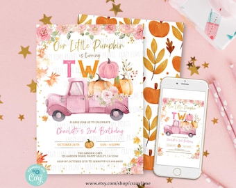Może przedstawiać: Różowe zaproszenie urodzinowe z napisem "Our Little Pumpkin is turning TWO". Zaproszenie przedstawia różową ciężarówkę przewożącą dynie i kwiatowe akcenty. Smartfon wyświetla ten sam projekt. Widoczne są dodatkowe zaproszenia i elementy w jesiennej tematyce.