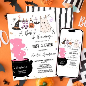 Può includere: Un invito per baby shower bianco e uno smartphone che mostra lo stesso design. L'invito presenta un calderone nero con fumo rosa, un filo per il bucato con un cappello da strega, calzini, un secchiello a zucca e un fantasma con il testo.