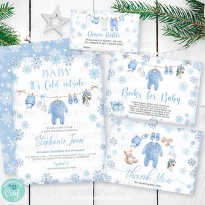 Op de afbeelding: Een uitnodigingsset voor een babyshower met een winterthema. De uitnodiging en kaarten hebben een lichtblauw en wit sneeuwvlokontwerp. De tekst "Baby It's Cold outside" wordt weergegeven, samen met illustraties van babykleding.