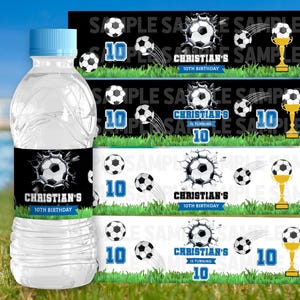Op de afbeelding: Waterfleslabels met een voetbalthema. De labels zijn zwart-wit met een voetbalontwerp en de tekst "Christian's 10th Birthday".