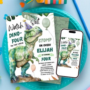 Op de afbeelding: Een verjaardagsuitnodigingskaart en een smartphone met hetzelfde ontwerp, voorzien van een aquarel groene dinosaurus met een paarse feesthoed. De tekst luidt Watch Out Dino-Four On The Loose, Stomp On Over! Elijah Is Turning Four, met evenementdetails zoals datum, tijd en locatie in zwarte en groene inkt.