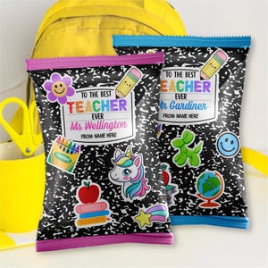 Puede incluir: Dos bolsas de snacks rectangulares con un patrón de cuaderno de composición en blanco y negro. La bolsa izquierda muestra un unicornio, una manzana roja y el texto TO THE BEST TEACHER EVER Ms Wellington. La derecha muestra un globo terráqueo y el texto TO THE BEST TEACHER EVER Mr Gardiner.