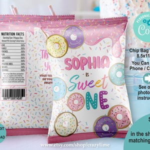 Op de afbeelding: Roze en witte chipzakverpakking met een donutthema. De verpakking zegt "Sophia is Sweet One" met kleurrijke donuts en sprinkles. De verpakking is 8,5 x 11 inch en kan worden bewerkt op een telefoon of computer.