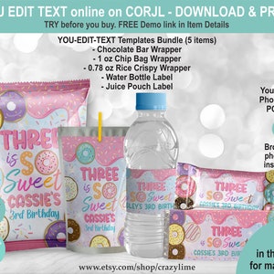 Op de afbeelding: Een bundel bewerkbare feesttemplates met een donutthema. Inclusief wrappers voor chocoladerepen, chipszakken, rijst knapperige traktaties, waterflessen en sapzakjes. De tekst luidt "Three is So Sweet" en "Cassie's 3rd Birthday".