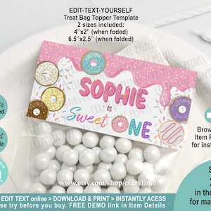 Può includere: Un modello di topper per sacchetti di dolcetti a tema donut. Il design presenta una combinazione di colori rosa, bianco e blu con il nome "Sophie" e la frase "Sweet One". Il modello include due dimensioni: 10,16 cm x 5,08 cm e 16,51 cm x 6,35 cm piegato. Il testo è modificabile.