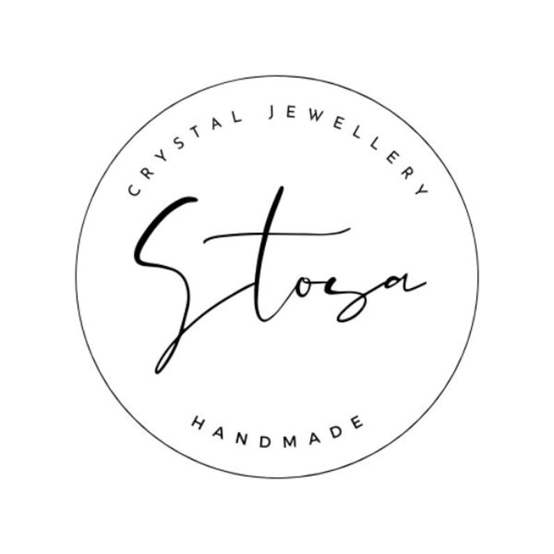 Puede incluir: Un logotipo en blanco y negro para un negocio de joyer&iacute;a de cristal hecha a mano llamado "Stoza Crystal Jewellery".