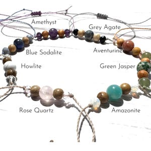 Puede incluir: Un brazalete hecho con varias piedras preciosas, incluyendo amatista, &aacute;gata gris, sodalita azul, howlite, aventurina, jaspe verde, cuarzo rosa, amazonita y cuentas de madera.