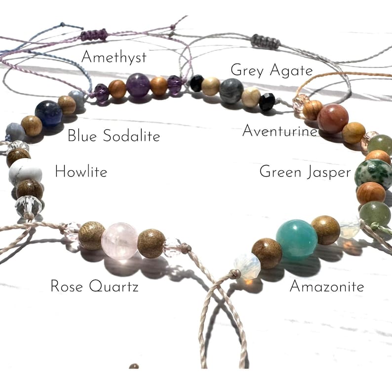 Puede incluir: Un brazalete hecho con varias piedras preciosas, incluyendo amatista, &aacute;gata gris, sodalita azul, howlite, aventurina, jaspe verde, cuarzo rosa, amazonita y cuentas de madera.