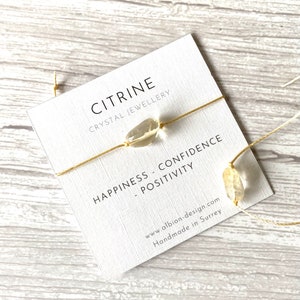 Könnte beinhalten: Citrin-Kristall-Armband auf einer weißen Karte mit dem Text "Citrine Crystal Jewellery Happiness - Confidence - Positivity www.albion-design.com Handmade in Surrey".