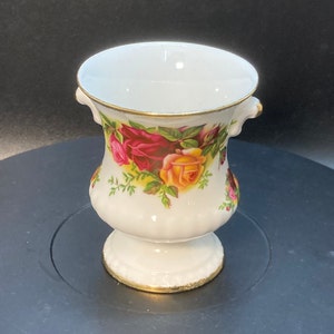 Vintage Royal Albert  Old country roses small vase marked bone china, England
