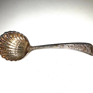Metal blanco de finales de 1800 marcado para Sheffield MW corona S EP(?), tamiz de bayas plateadas en forma de concha ornamentada