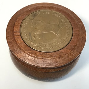 Pferd des Jahres Sefton 1982 rund gedrechseltes Holz mit Bronzemedaillon eingelegt und Originalseife in Schachtel eingewickelt