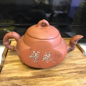 Piccola argilla rossa yixing zisha cinese cerimoniale vintage, terracotta, teiera firmata, contrassegnata sulla base