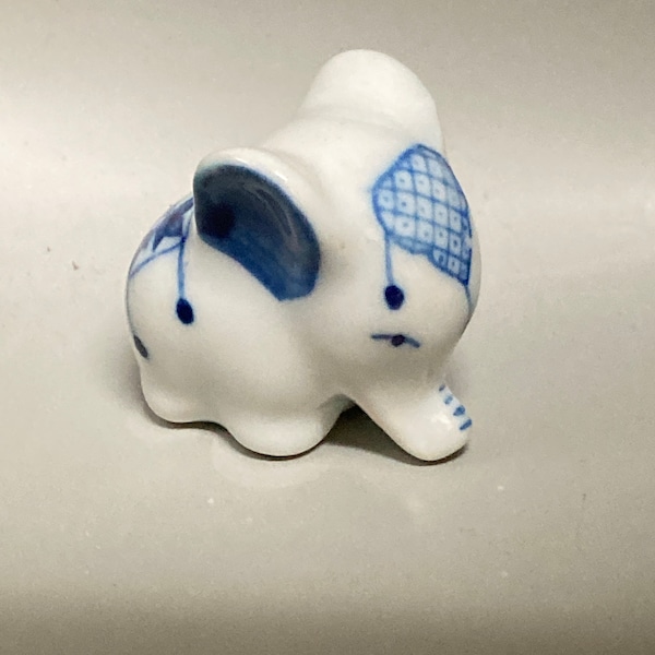 figurine vintage faite main en porcelaine bleue et blanche représentant un éléphant