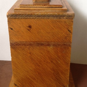 Antieke art-decotheedoos met bakelieten standaard en theelepel