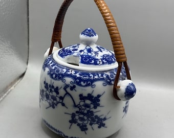 Açucareiro antigo/raro chinês vintage, azul e branco, com tampa e estampa floral em formato de globo. Possui cabo de vime.