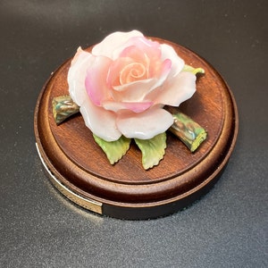 Florações vintage, grandes e marcadas, pintadas à mão, feitas à mão, porcelana fina, inglaterra, buquê de rosa em suporte de madeira redondo