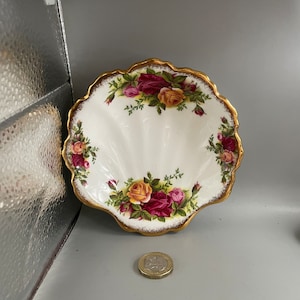 Vintage Royal Albert  Old country roses  bowl,  marked bone china,England